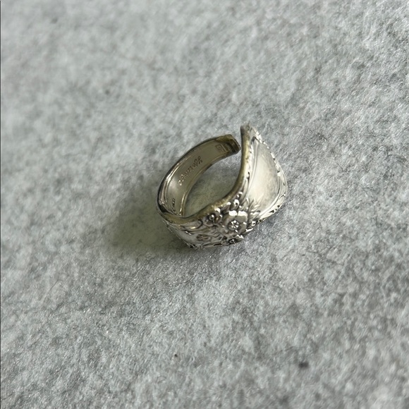 Oneida Stainless Steel Vintage-Inspired Thumb Ring - Picture 13 of 16